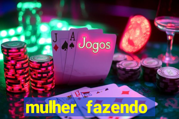 mulher fazendo strip tease